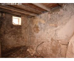 Encantadora Casa Adosada con Gran Potencial en Teulada - Centro