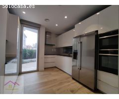 VIVIENDA FAMILIAR CON JARDIN Y PISCINA PRIVADA