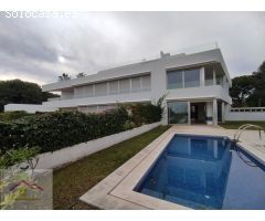 VIVIENDA FAMILIAR CON JARDIN Y PISCINA PRIVADA