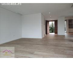 VIVIENDA FAMILIAR CON JARDIN Y PISCINA PRIVADA