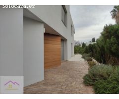 VIVIENDA FAMILIAR CON JARDIN Y PISCINA PRIVADA