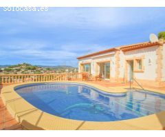 Gran villa con vistas panoramicas al mar en venta en Moraira.