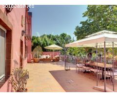 MAGNÍFICA FINCA CON 3 PROPIEDADES INDEPENDIENTES Y GRAN JARDÍN.