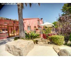 MAGNÍFICA FINCA CON 3 PROPIEDADES INDEPENDIENTES Y GRAN JARDÍN.