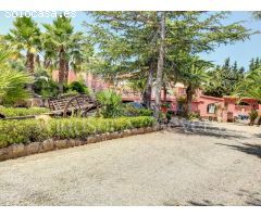 MAGNÍFICA FINCA CON 3 PROPIEDADES INDEPENDIENTES Y GRAN JARDÍN.