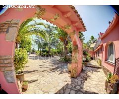 MAGNÍFICA FINCA CON 3 PROPIEDADES INDEPENDIENTES Y GRAN JARDÍN.