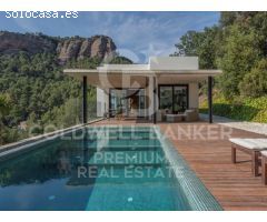 Villa contemporánea en Matadepera con impresionantes vistas a Montserrat y La