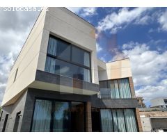 Formidable Villa con vistas al mar y ubicada frente al Campo de Golf de