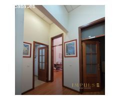 ¡Oportunidad Única! Espacioso Complejo de Oficinas en Calle Triana