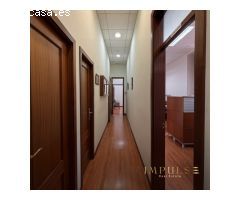 ¡Oportunidad Única! Espacioso Complejo de Oficinas en Calle Triana