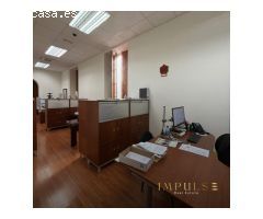 ¡Oportunidad Única! Espacioso Complejo de Oficinas en Calle Triana