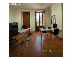 ¡Oportunidad Única! Espacioso Complejo de Oficinas en Calle Triana