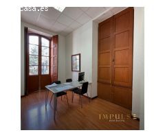 ¡Oportunidad Única! Espacioso Complejo de Oficinas en Calle Triana