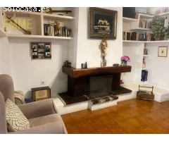 Se vende gran casa en la zona de El Barrio San Francisco, dispone de 4