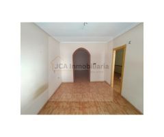 SE VENDE CASA EN BULLAS DE DOS PLANTAS CON 4 HABITACIONES.