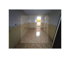 SE VENDE CASA EN BULLAS DE DOS PLANTAS CON 4 HABITACIONES.
