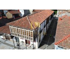 POLA DE GORDON: ¡¡Magnífico lote en el centro del Pueblo de 3 casas y 2 locales