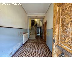 ACEBES DEL PÁRAMO: Casa con gran patio interior.