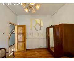 ACEBES DEL PÁRAMO: Casa con gran patio interior.