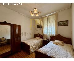 ACEBES DEL PÁRAMO: Casa con gran patio interior.