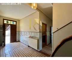 ACEBES DEL PÁRAMO: Casa con gran patio interior.