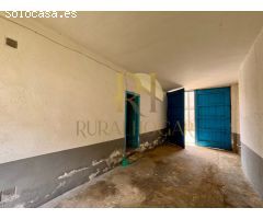 ACEBES DEL PÁRAMO: Casa con gran patio interior.