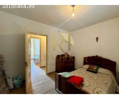 ACEBES DEL PÁRAMO: Casa con gran patio interior.