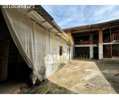 ACEBES DEL PÁRAMO: Casa con gran patio interior.