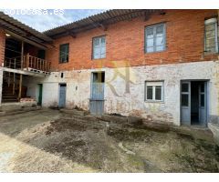 ACEBES DEL PÁRAMO: Casa con gran patio interior.