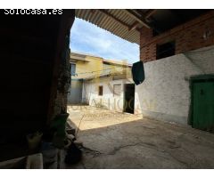 ACEBES DEL PÁRAMO: Casa con gran patio interior.
