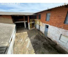 ACEBES DEL PÁRAMO: Casa con gran patio interior.