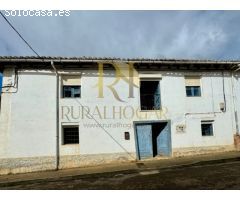 Gran Caserón con patio y estancias varias
