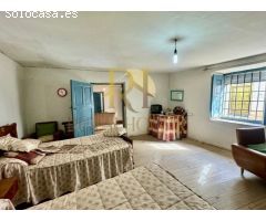 Gran Caserón con patio y estancias varias