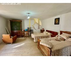 Gran Caserón con patio y estancias varias