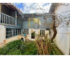 Gran Caserón con patio y estancias varias