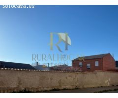 CEBRONES DEL RIO: Gran casa con patio