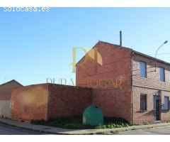 CEBRONES DEL RIO: Gran casa con patio