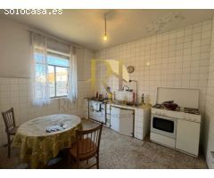 CEBRONES DEL RIO: Gran casa con patio