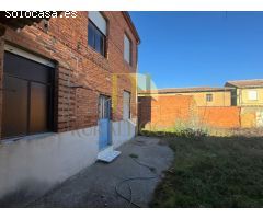 CEBRONES DEL RIO: Gran casa con patio
