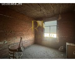 CEBRONES DEL RIO: Gran casa con patio