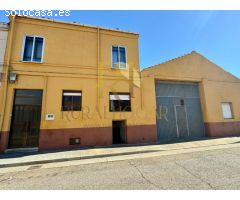 Casa centrica en Santa Maria del Páramo con nave anexa.