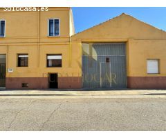 Casa centrica en Santa Maria del Páramo con nave anexa.