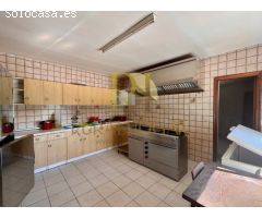 ¡Preciosa casa con negocio anexo en Cimanes De la Vega!