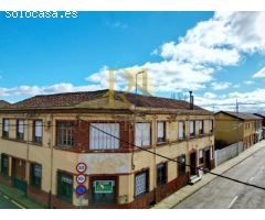 PUENTE DE ÓRBIGO: GRAN CASA CON PATIO INTERIOR Y BODEGA