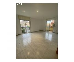 Piso céntrico exterior y con piscina comunitaria