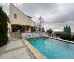 Maravilloso chalet en venta con piscina y amplia parcela en Miraflores