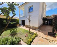 Preciosa casa independiente en el corazón de Castell daro. ( Costa Brava)