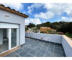 Chalet de Obra nueva moderna y vanguardista en Residencial Begur.