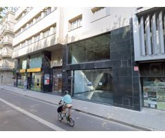 FANTASTICO LOCAL CON GRAN CRISTALERA EN EL CENTRO DE LLEIDA