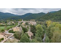 Espectacular casa construida en los muros del Castillo de Sant Llorenç